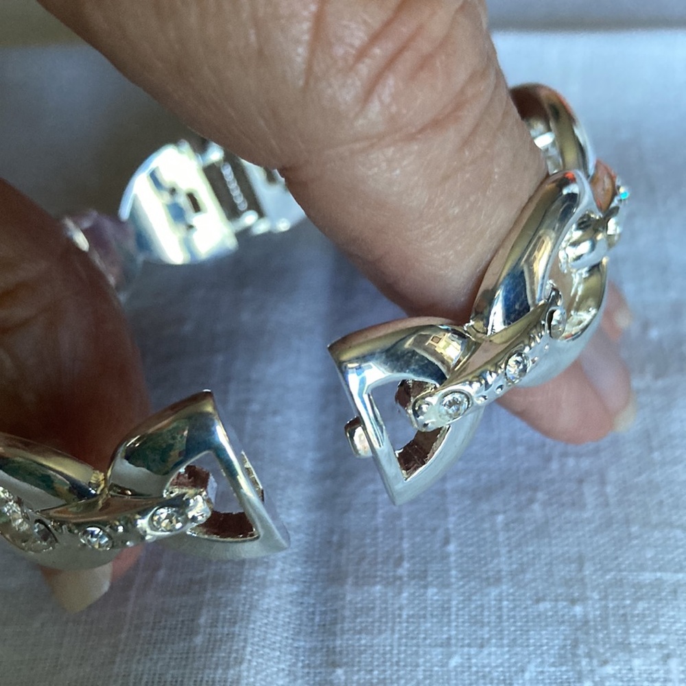 NWOT shiny silvertone round bracelet has oval shapes w/ rhinestone lines $22 - Picture 5 of 5